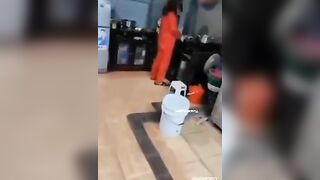 Nữa đêm nửa hôm con vợ dậy nấu mì cũng không tha cho nó