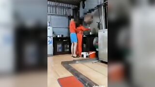 Nữa đêm nửa hôm con vợ dậy nấu mì cũng không tha cho nó