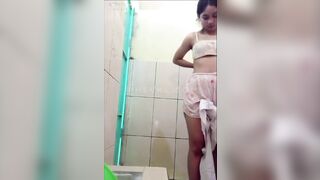 Mấy cháu khăn quàng đỏ sở thích show bím cho các bạn cùng lớp xem