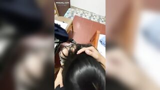 Vừa vào phòng chưa kịp làm gì anh đã dí cặc vào mồm em bắt bú rồi