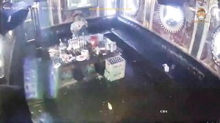Một mình 1 phòng hát 1 em đào