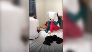Lộ cIip cô giáo đi nhà nghỉ bị chồng bắt được, anh chồng vẫn tử tế cho mặc quần áo rồ