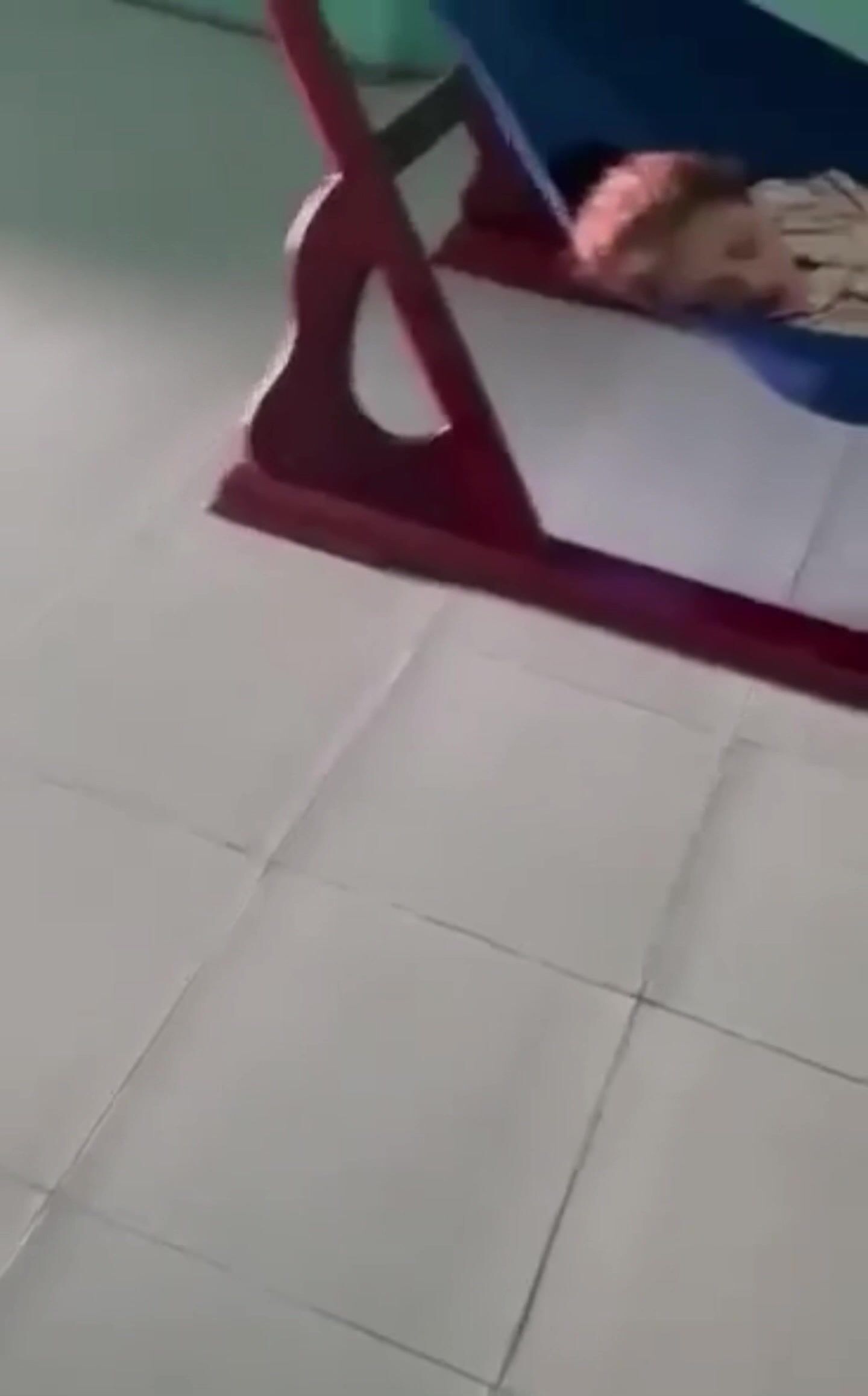 Sục khi mẹ hương ngủ rồi lén để cu lên tay
