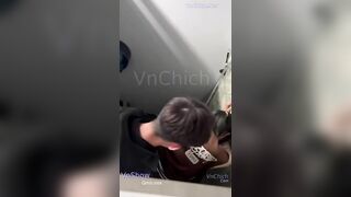 [Hot]Cặp đôi học sinh mới lớn siêu teen bị quay lén khi địt nhau trong toilet quán nh