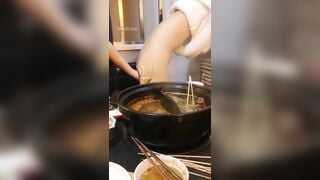 Chờ Lẩu Sôi Lâu Quá Ăn Tạm Hàu Thơm Ngon Trước
