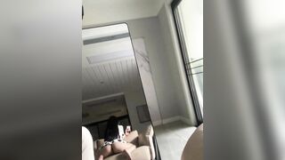 nay e ở nhà một mình, tới chơi với em đi. một mình buồn quá à
