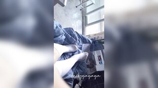 Nhỏ dầu gió vào lồn rồi thủ dâm