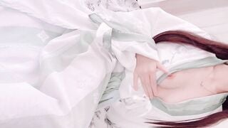 em gái mặc đồ cổ trang thủ dâm với cái bím hồng múp không lông