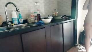 em gái hàng họ múp rụp vừa nấu ăn vừa thủ dâm