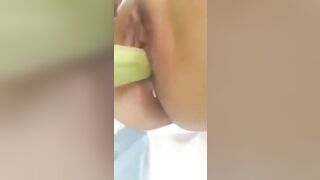 Em gái lồn non thủ dâm bằng dưa chuột p2