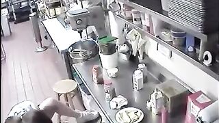 Nhét đồ ăn của khách vào lồn sự trả đũa ngọt ngào của nhân viên tới vị khách khó tính
