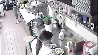 Nhét đồ ăn của khách vào lồn sự trả đũa ngọt ngào của nhân viên tới vị khách khó tính