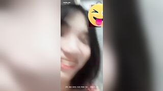 Bé teen mẫu ảnh mặt xinh móc bím trong nhà vệ sinh