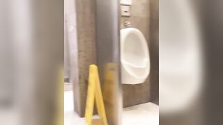 bắt quả tang nhỏ này nhân lúc vắng người làm điều mờ ám
