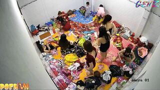 11,49Toàn cảnh động đĩ đang thay đồ đón khách.
