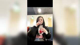 40.34em gái này thật là damdang ngồi thủ zam ngay tại quán café