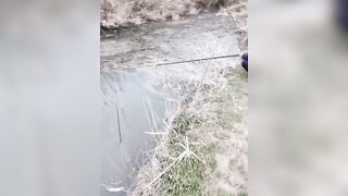 Ông đang câu cá thì cháu đòi địt