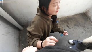 2 chị gái rủ em trai ra ngoài ban công bú cu