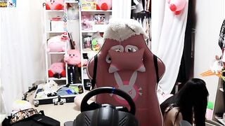 Hồn nhiên khỏa thân trên sóng, nữ streamer xinh đẹp đá bay cả sự nghiệp sáng lạn
