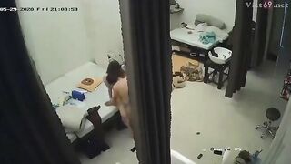 Hách cam quán cắt tóc gội đầu .cô chủ quán xinh đẹp và anh khách chê phi ăn tạp