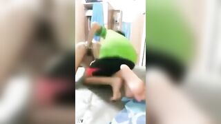Em trai nhét cả bàn tay vào trong lồn chị gái