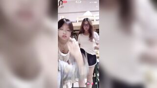 Live hăng quá, em gái lỡ kéo áo cho user xem vú, công nhận đẹp thật