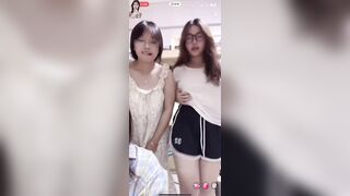 Live hăng quá, em gái lỡ kéo áo cho user xem vú, công nhận đẹp thật