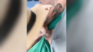 Cứ thấy bố mẹ đi vắng là thằng anh lại lôi con cặc ra nhờ em gái bú dùm part 1