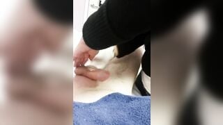 Wax lông cu thanh niên năn nỉ nhân viên giúp thủ dâm xuất tinh