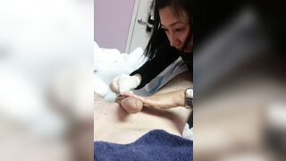 Wax lông cu thanh niên năn nỉ nhân viên giúp thủ dâm xuất tinh