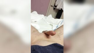 Wax lông cu thanh niên năn nỉ nhân viên giúp thủ dâm xuất tinh