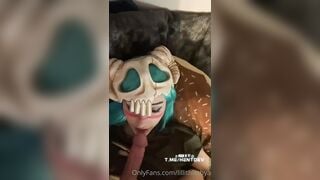 Gái xinh cosplay thích bú cu và chiếc lồn không lông