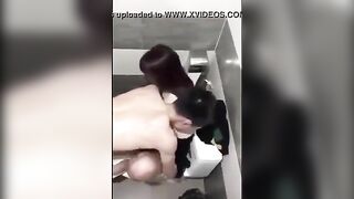 Quay lén cảnh em gái xinh địt nhau với bạn trai trong WC 2