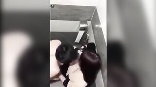 Quay lén cảnh em gái xinh địt nhau với bạn trai trong WC 2