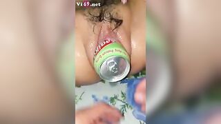 Cả lon nước ngọt chui tọt vào lồn. Thế này thì cặc ngựa cũng vừa