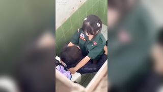 Quay lén 2 đưa bạn học cùng lớp vào nhà vệ sinh trường chịch nhau
