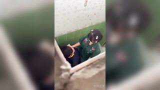 Quay lén 2 đưa bạn học cùng lớp vào nhà vệ sinh trường chịch nhau