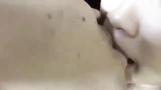 Em gái cho bn bú bưởi