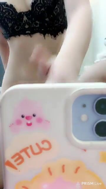 Hai em gái livestream nhảy uốn éo trên fb