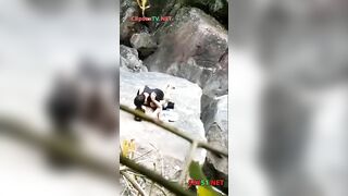 Đi cắm trại với lớp, mà 2 đứa nó lôi nhau ra bờ suối chịch @@