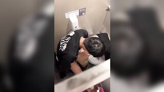 Quay lén 1 couple dâm dục tới cơn nưng lôi nhau vào WC trung tâm thương mại lụm nhau
