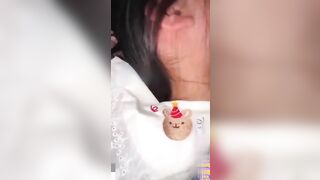Đang chịch em gái thì bị mẹ phát hiện, đã bịt mồm lại không cho rên rồi mà vẫn bị