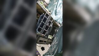 Giả vờ nghe điện thoại để quay lén con bạn chung phòng thay đồ