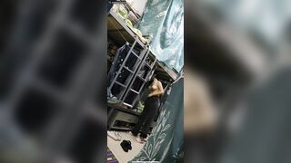 Giả vờ nghe điện thoại để quay lén con bạn chung phòng thay đồ