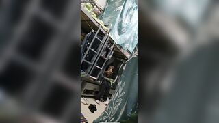 Giả vờ nghe điện thoại để quay lén con bạn chung phòng thay đồ