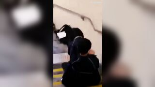 2 em học sinh đang chịch thì bị phát hiện, chạy không kịp kéo quần 🤣