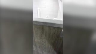 ỉa không ngon đít vì ở bên cứ nghe bành bạch bành bạch