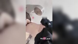 Kiều Ngân làm bồn chứa tinh cho bạn trong wc trung tâm thương mại