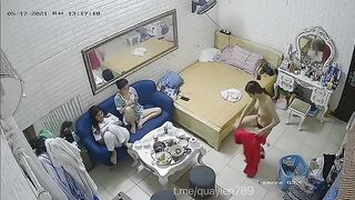 nhà có ba chị em gái cực xinh