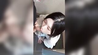 trốn vào wc cho em ghệ bú cu